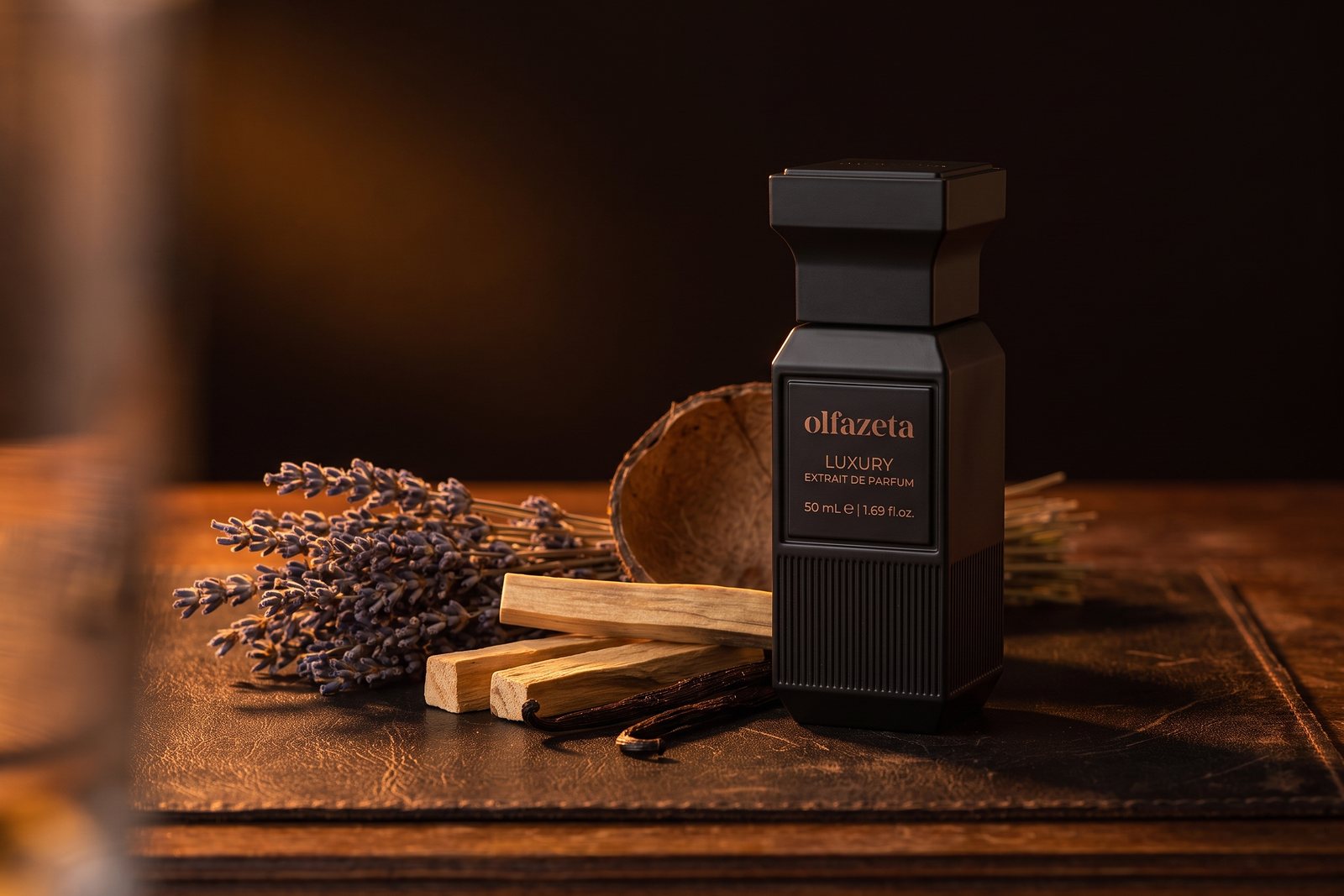 Flakon Olfazeta Volt in einer Szene mit Lavendel, Palo Santo, Kokos und Vanille