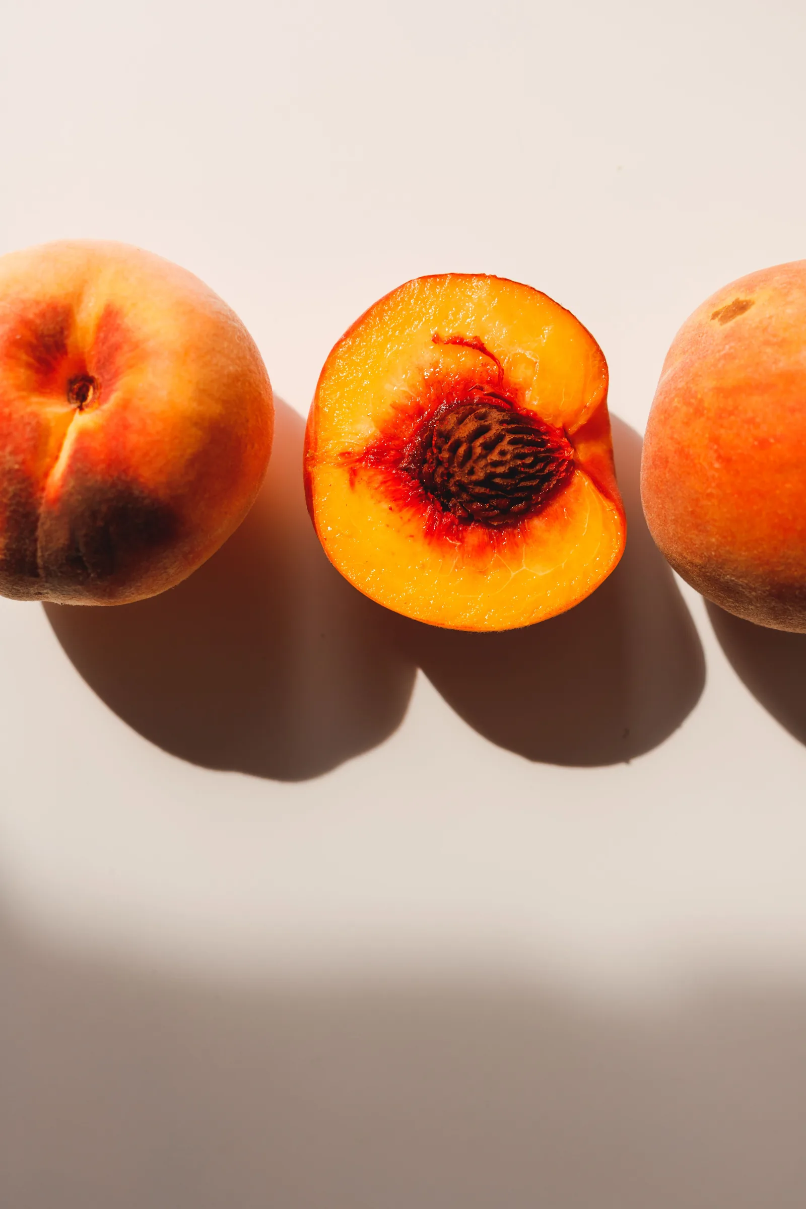 Sonnenreife, aufgeschnittene Pfirsiche: die samtig-cremige Fruchtnote sinnlicher Düfte