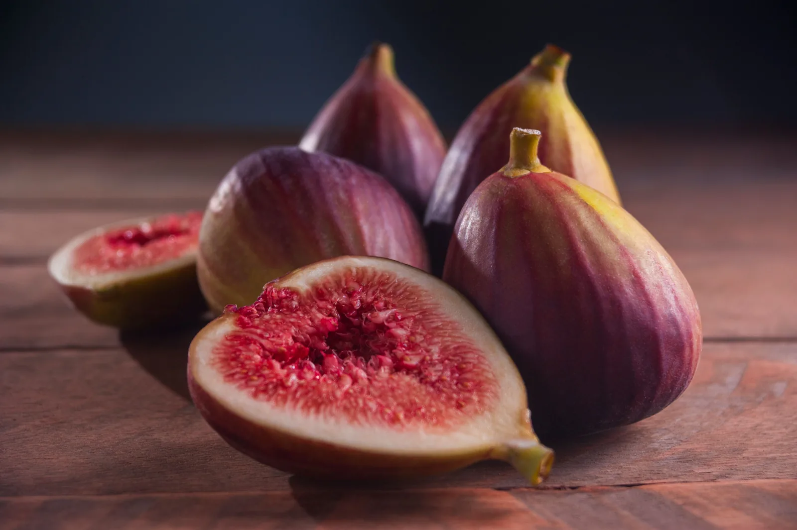 Aufgebrochene reife Feigen mit Blättern: die grün-milchige Fruchtnote mediterraner Düfte
