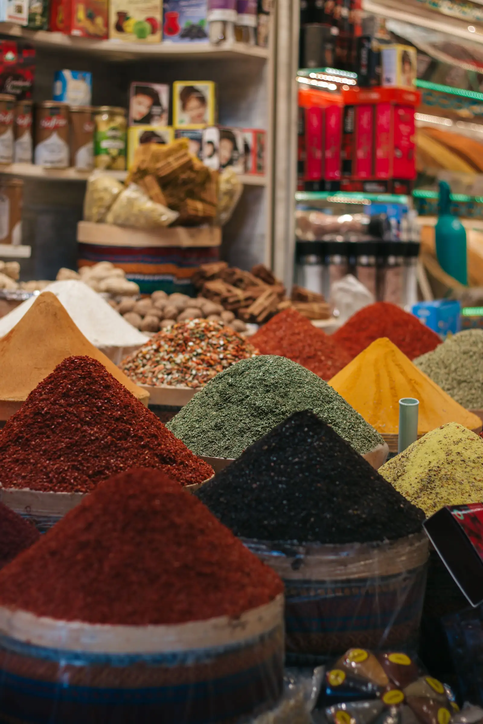 Dunkle Tonkabohnen in warmen Brauntönen: die mandelig-vanillige Gourmand-Note der Parfümerie