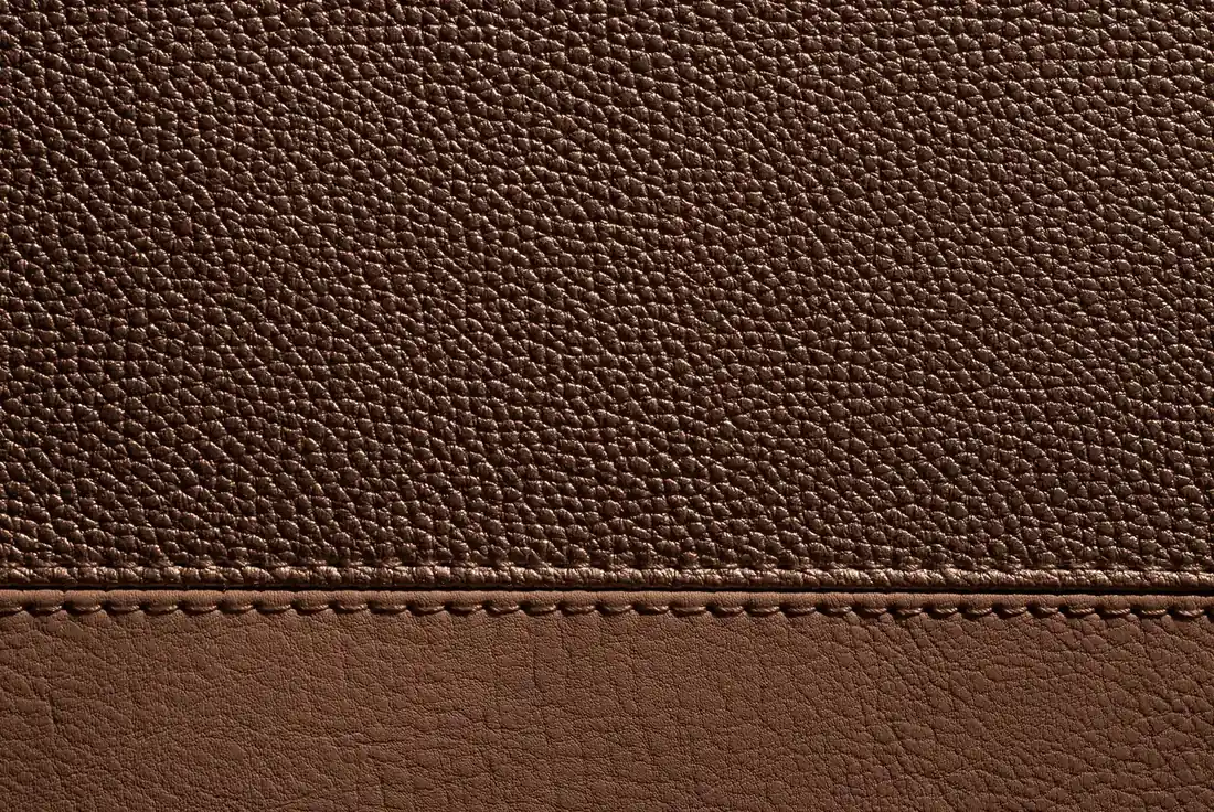 Feine Lederstruktur: die rauchig-trockene, edle Ledernote der Parfümerie