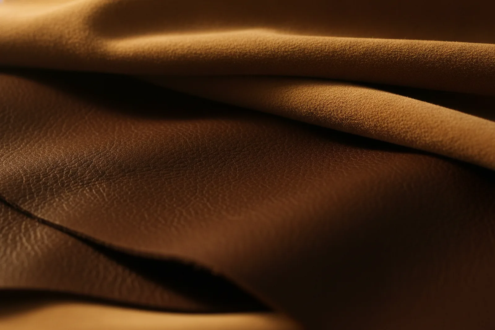 Warme dunkelbraune Leder- und Wildleder-Textur in weichem Licht